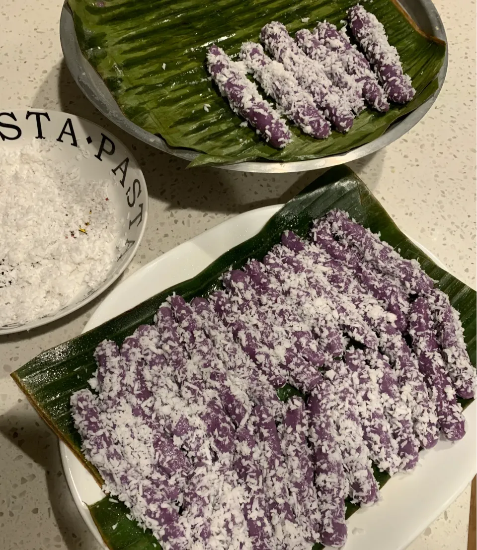 Puto Bumbong~ ground purple rice steamed in bamboo chutes rolled in grated coconut topped with butter & brwn sugar|🌺IAnneさん