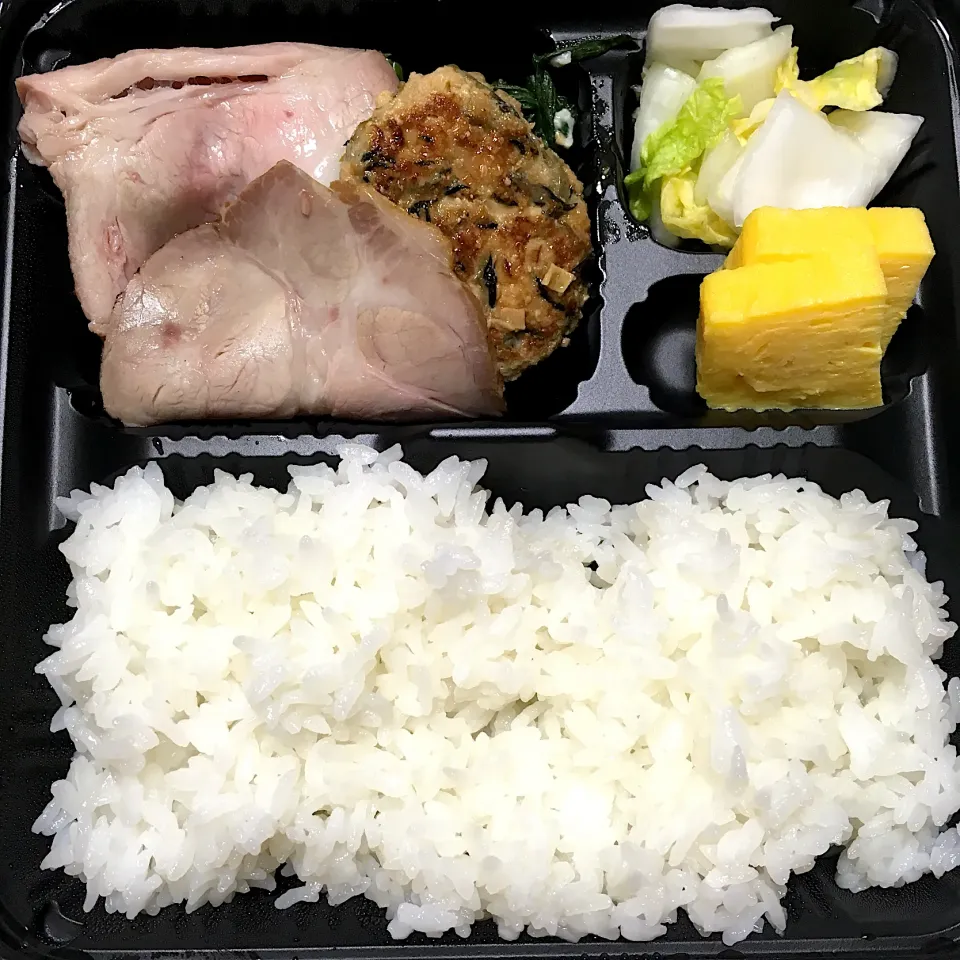 Snapdishの料理写真:日替り弁当（ローストポーク燻製塩、鶏肉とひじきとメカブのつくね）|こいちさん