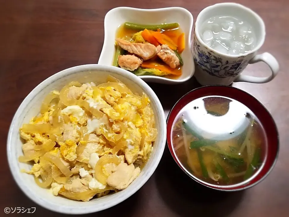 Snapdishの料理写真:12/7の晩ご飯だよ(*^^*)
★親子丼
★鮭と白菜の煮物
★ニラともやしの味噌汁|ソラシェフさん