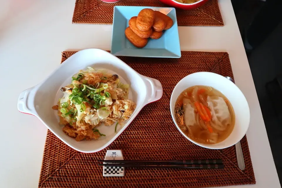 Snapdishの料理写真:今日の昼食 キャベツとしめじのオイスターソースピラフ、冷凍餃子の塩麹スープ、薩摩揚げ|pinknari🐰🌈さん