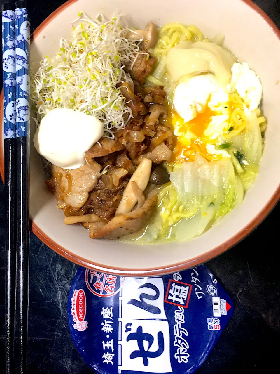 Snapdishの料理写真:埼玉ぜんや+生姜焼きトッピング|すくらんぶるえっぐさん