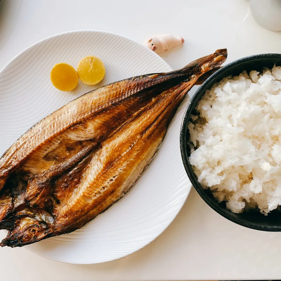 いただき物の立派すぎるほっけを焼いて、どんぶりいっぱいの大根おろしを添えました|naoさん