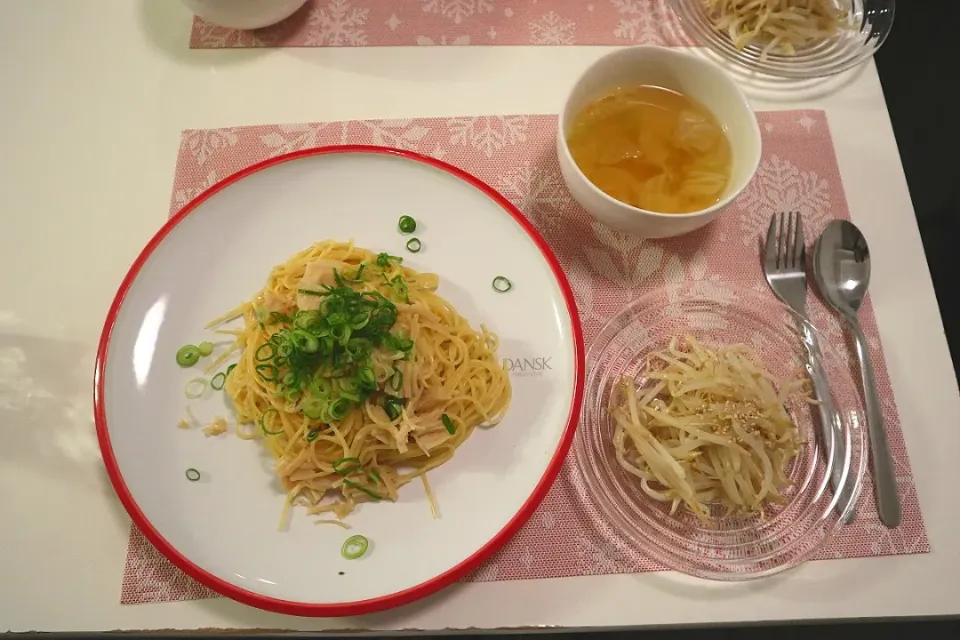 今日の昼食 ホタテ缶のパスタ、もやしサラダ、キャベツのコンソメスープ|pinknari🐰🌈さん