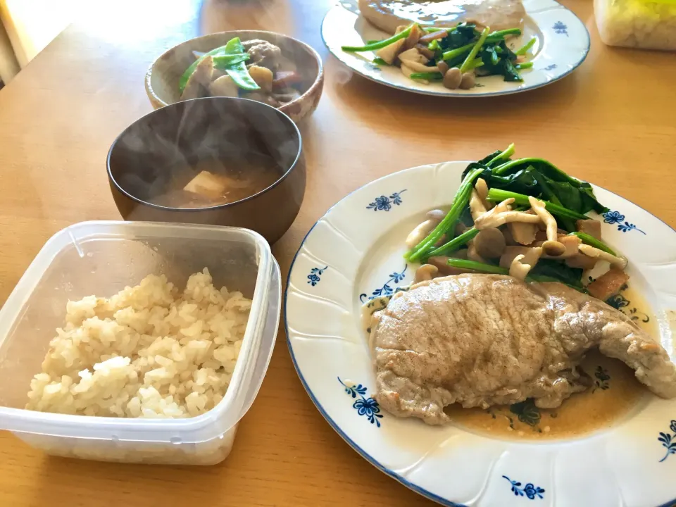 Snapdishの料理写真:今日のお昼😋　ポークステーキ　ほうれん草としめじのソテー　鯛飯　味噌汁　筑前煮！|walnutさん