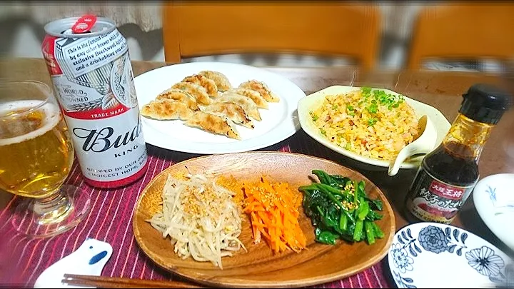 Snapdishの料理写真:ナムル(もやし・ニンジン・ほうれん草)
餃子
チャーハン✴️   🍺|びせんさん