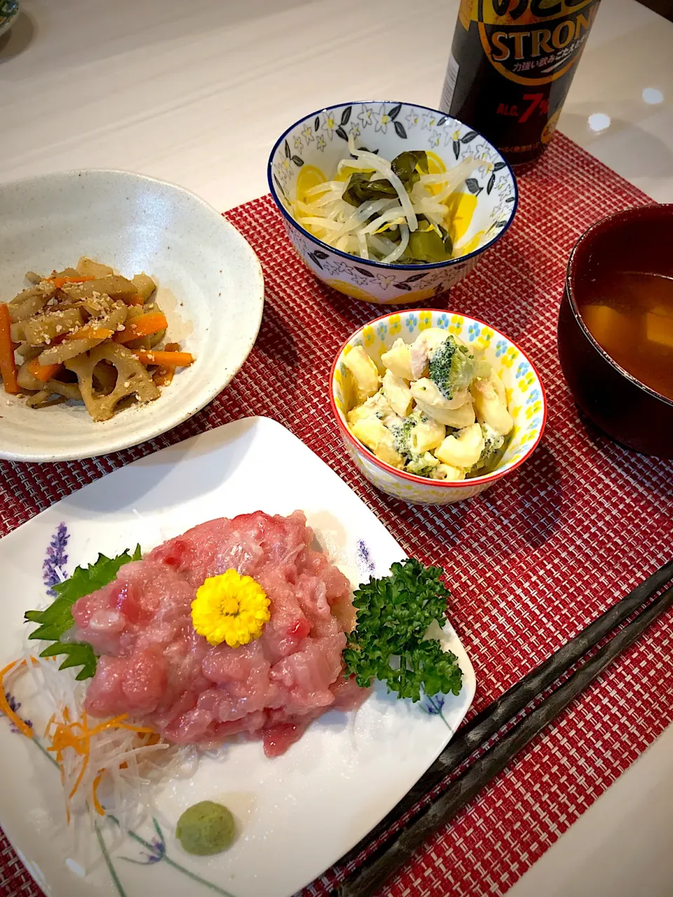 Snapdishの料理写真:まぐろの中落ち　根菜のきんぴら　もやしとワカメの酢の物　マカロニサラダ　豆腐と卵のおつゆ|キヨさん