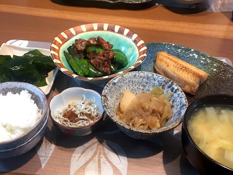 Snapdishの料理写真:晩御飯
縞ホッケ、ナスとピーマンと豚肉の味噌炒め、肉じゃが、豆としらす、ワカメの刺身、白米、白菜も揚げの味噌汁|かよちゃんさん