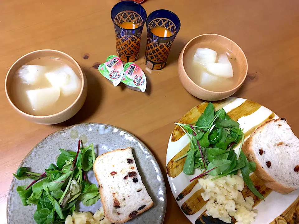 Snapdishの料理写真:休日のゆったり朝ごはん〜❣️朝焼きレーズンパン🍞、マッシュポテト、グリーンリーフ、甘酒入りカブのスープ、生搾りミカンジュース🍊´◡`こんにゃくぜりー|さくたえさん