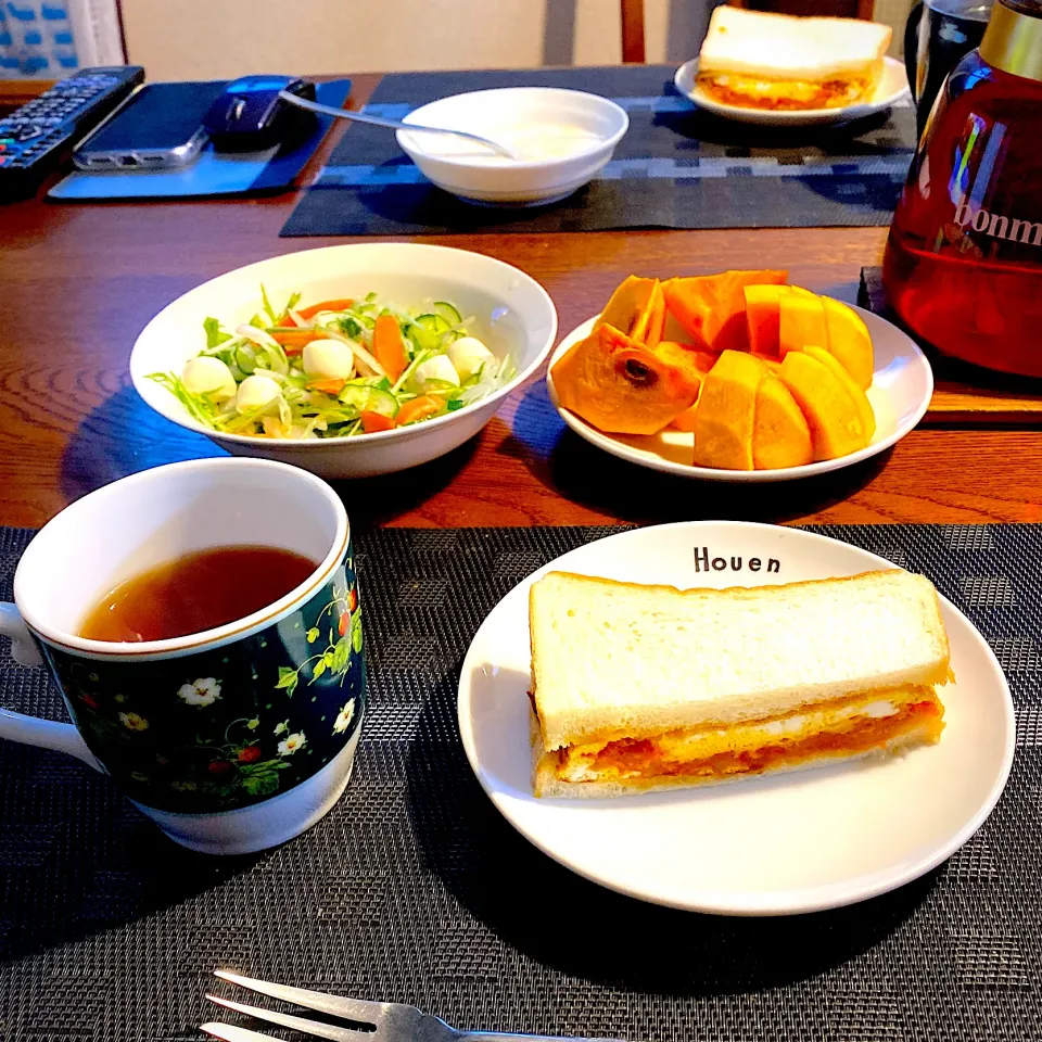 昨夜のカチャトーラを入れた厚焼き卵のサンドイッチ、紅茶、柿、葡萄、サラダ|yakinasuさん