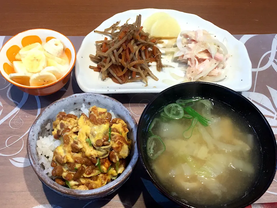 Snapdishの料理写真:朝ごはん
鶏胸肉と玉ねぎのマリネ、きんぴらゴボウ、たくあん、白米、納豆オムレツ、白菜と揚げの味噌汁、バナナ添えヨーグルト|かよちゃんさん