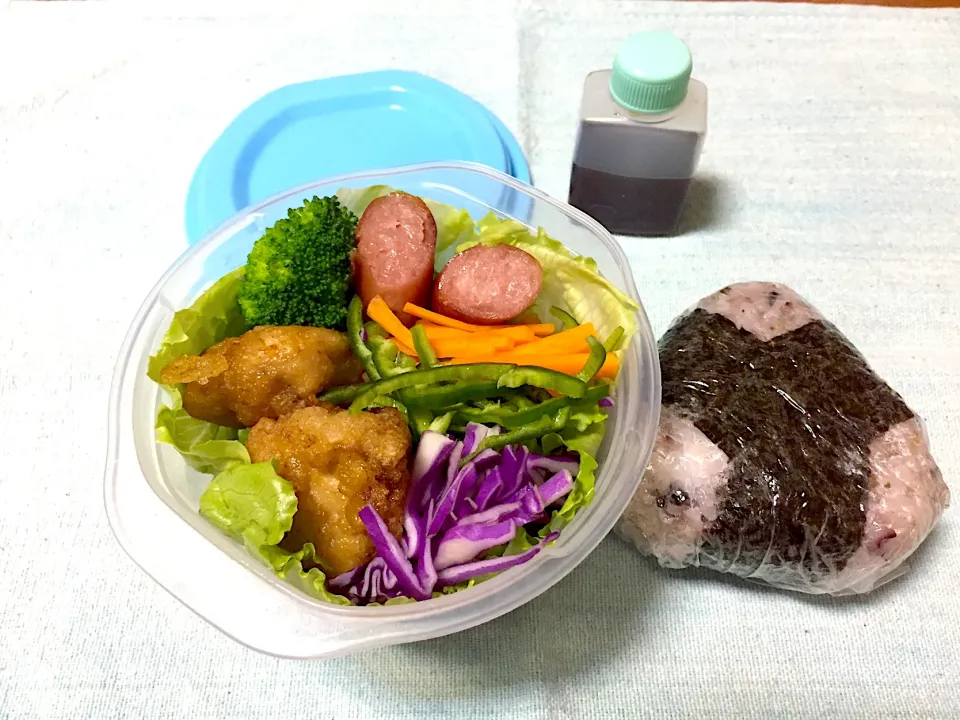 鶏肉唐揚げ、ウィンナー、サラダ、昆布おにぎり|jackybeanさん