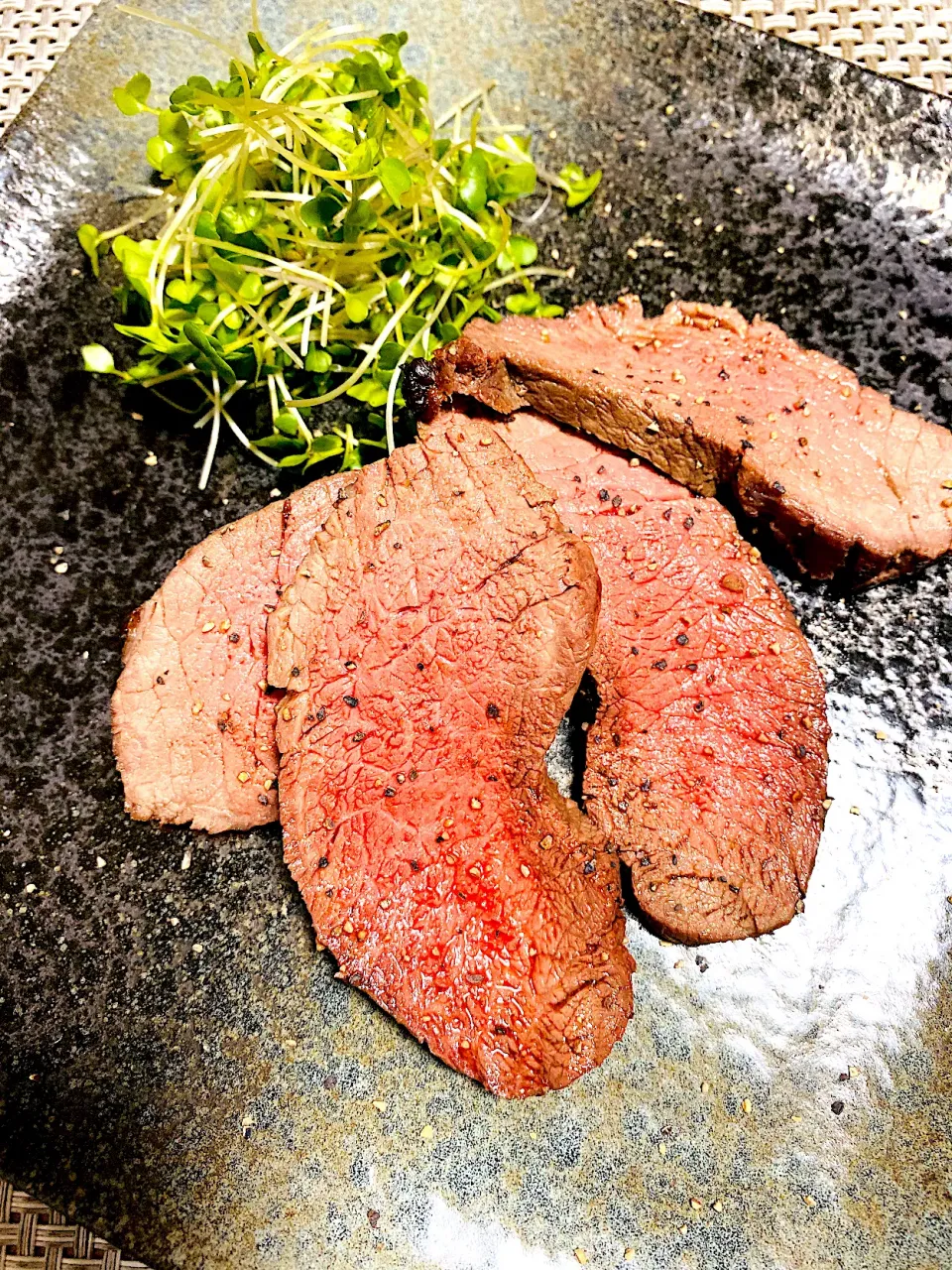 Snapdishの料理写真:黒毛和牛モモ肉のローストビーフ|Tedさん