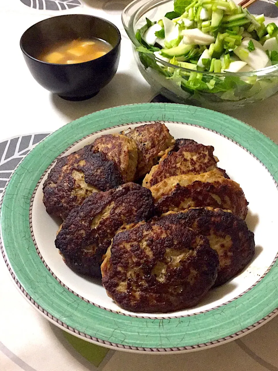 豆腐ハンバーグ、15こ作ったのですが…1人二個だって😭味噌を入れたら焦げちゃったよ😭|hanakoさん