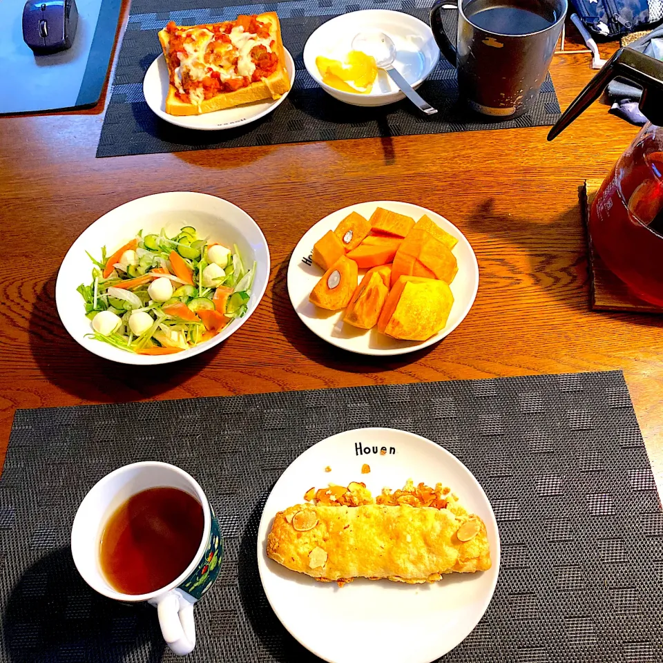 Snapdishの料理写真:クロワッサンダマンド、柿、サラダ、紅茶|yakinasuさん