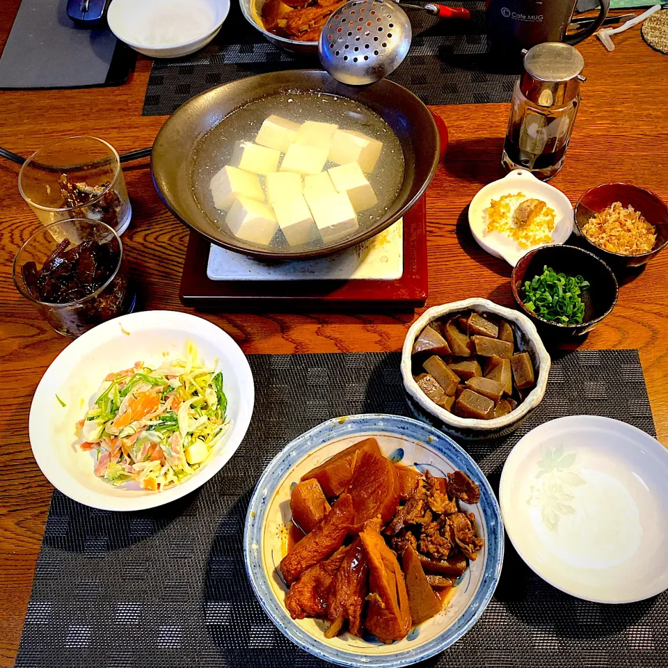 大根と牛肉、蒟蒻、ごぼう天の味噌煮、湯豆腐、|yakinasuさん