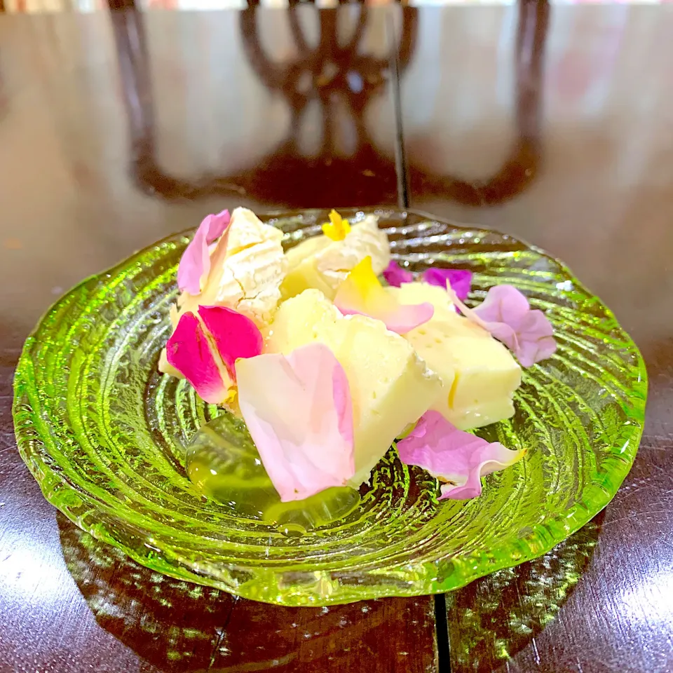 朝ごはんに蜂蜜がけチーズのバラの花弁トッピング🌹|Seikoさん