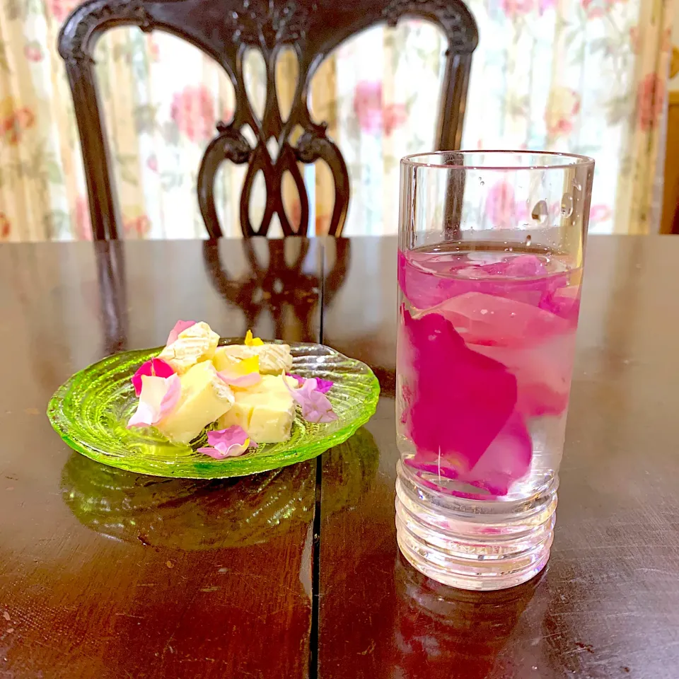 Snapdishの料理写真:バラの花弁を漬けたローズウォーターも朝から頂きます🌹|Seikoさん