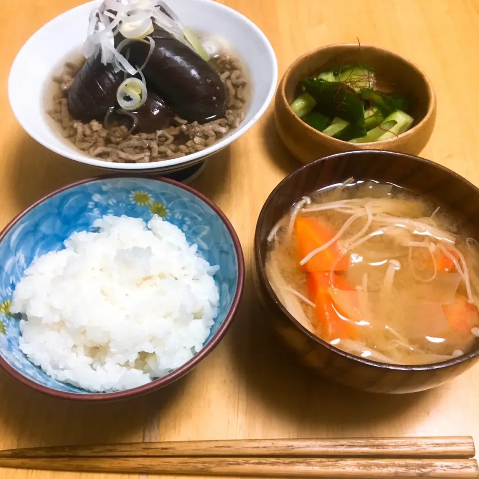 茄子とひき肉の煮物、具沢山の味噌汁、キュウリの浅漬け|のんさん