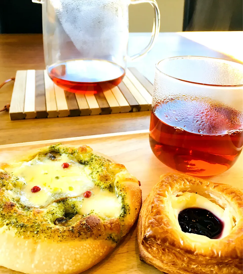 今日のお家で一人ランチは                            パン屋さんのパンでランチ✨|ミッチ☆ママさん