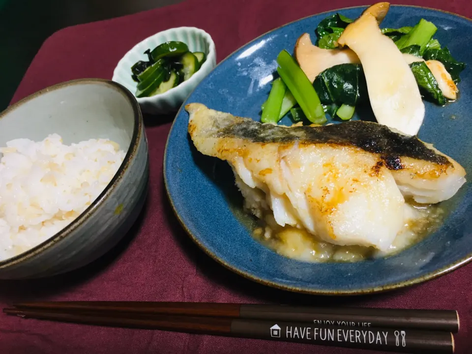 鱈のムニエルマッシュポテトのせ、きゅうりとわかめの酢の物|ちぐあささん