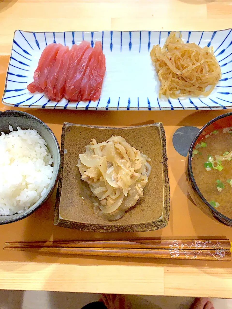 ・マグロの刺身　・しらたきのおかか炒め　・玉ねぎとツナのめんつゆ煮　・お味噌汁|ぺろたんさん