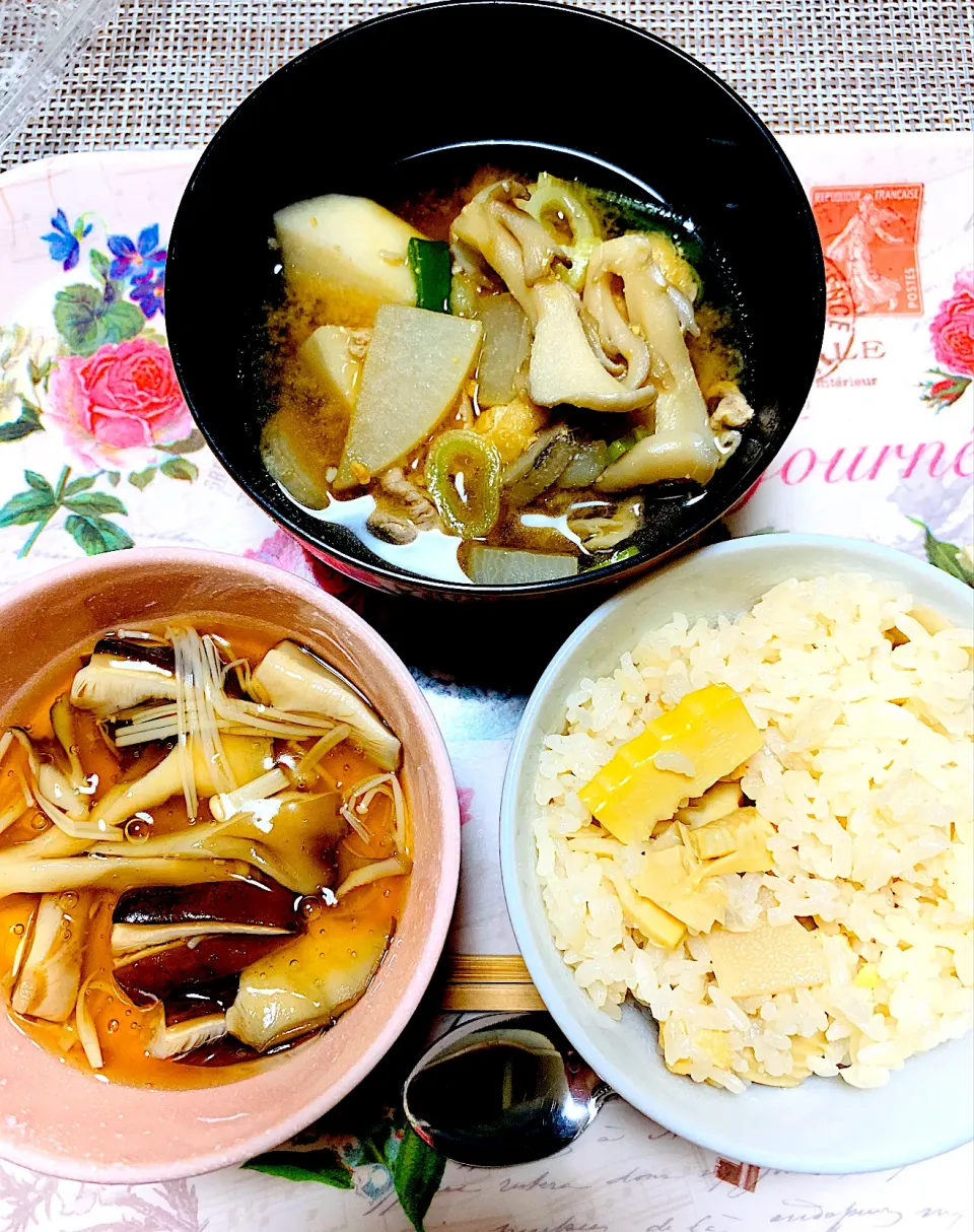 Snapdishの料理写真:晩ごはん。豚汁・筍ご飯・きのこ餡掛け茶碗蒸し|ちはるさん