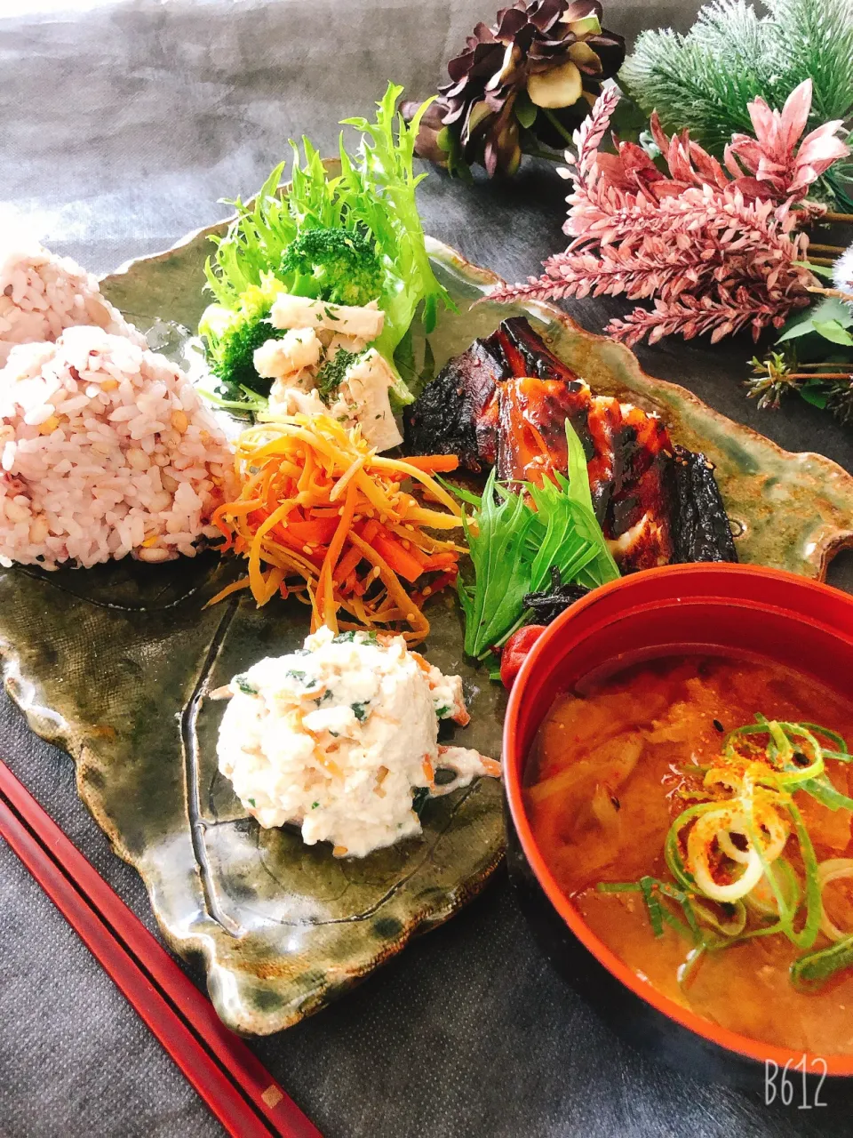 今日のお昼ごはん(*´꒳`*)♡ サバの蒲焼♡きんぴらごぼう♡白あえ♡レンコンのサラダ♡五穀米のおにぎり☆|ゆかこさん