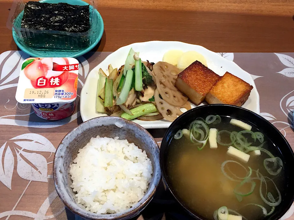 Snapdishの料理写真:朝ごはん
絹揚げの甘辛煮、レンコンきんぴら、小松菜と玉ねぎと舞茸の炒め物、たくあん、白米、大根と揚げの味噌汁、白桃ヨーグルト、韓国海苔|かよちゃんさん