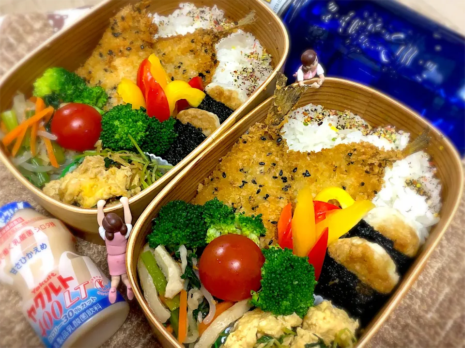 Snapdishの料理写真:ハタハタの胡麻チーズ🧀フライ&豆苗とキャベツのふわふわ玉子中華炒め&里芋餅の磯辺焼き&小松菜🥬と切干大根の煮物&パプリカ&ブロッコリー🥦&プチトマト🍅の夫婦お弁当♪|桃実さん