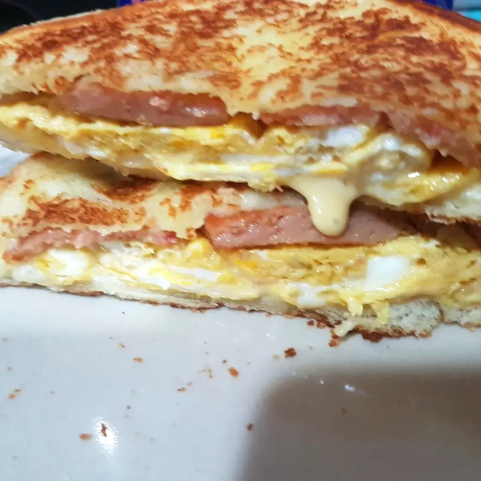 Luncheon meat fried egg cheese sandwich|🌷lynnlicious🌷さん