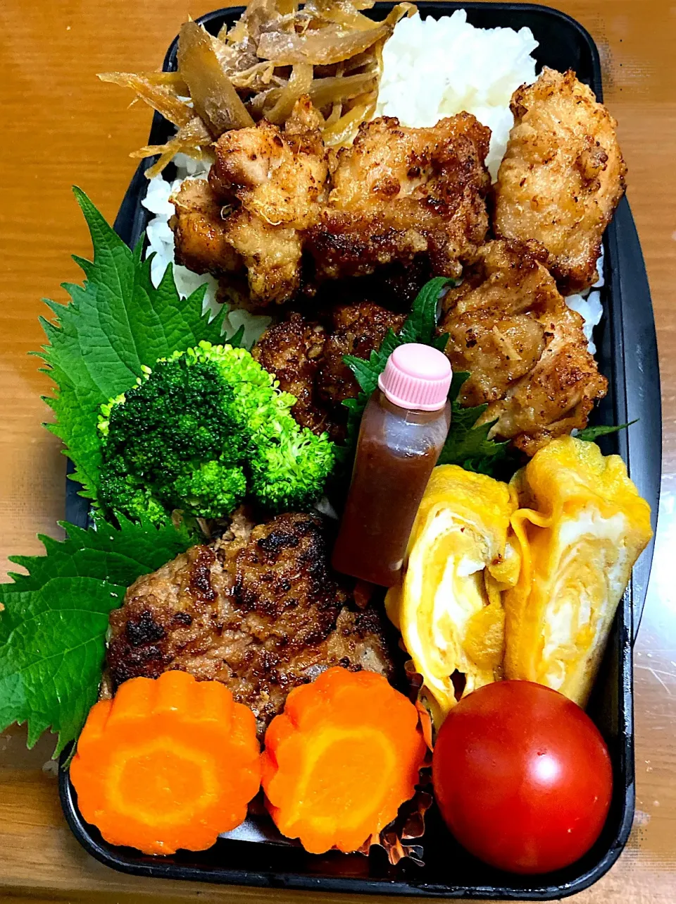 Snapdishの料理写真:次男弁当…今日もハンバーグ&唐揚げ🌸|masasho's momさん