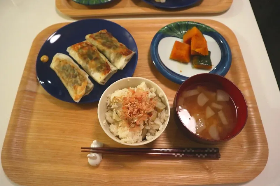 今日の夕食 めかじきと豆苗の春巻き、かぼちゃの塩麹煮、ごぼうの炊き込みご飯、大根とわかめの味噌汁|pinknari🐰🌈さん