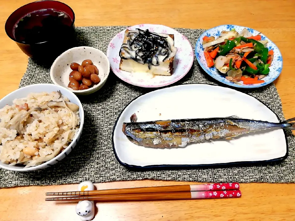 Snapdishの料理写真:糠サンマ、厚揚げのゴマ昆布チーズ焼き、舞茸とベーコンと大豆の炊き込みご飯など|こっちゃんさん