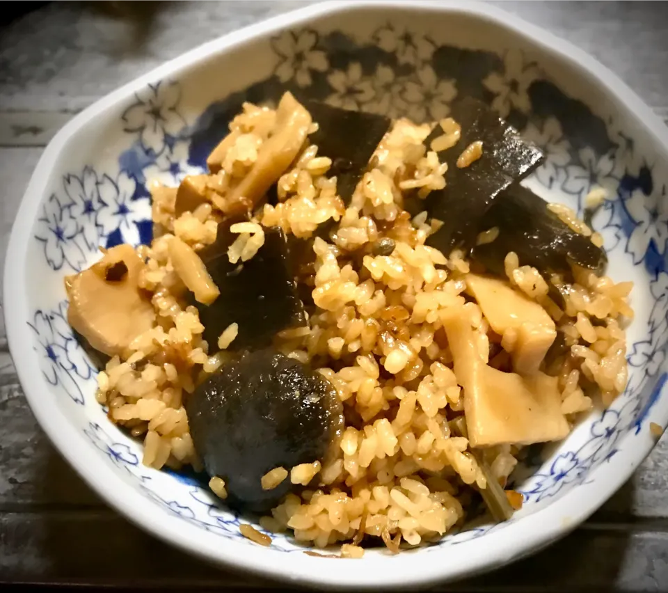 Snapdishの料理写真:今夜は筍、昆布、椎茸の佃煮で炊き込みご飯を作りました😋👍🎵|ギムレットさん