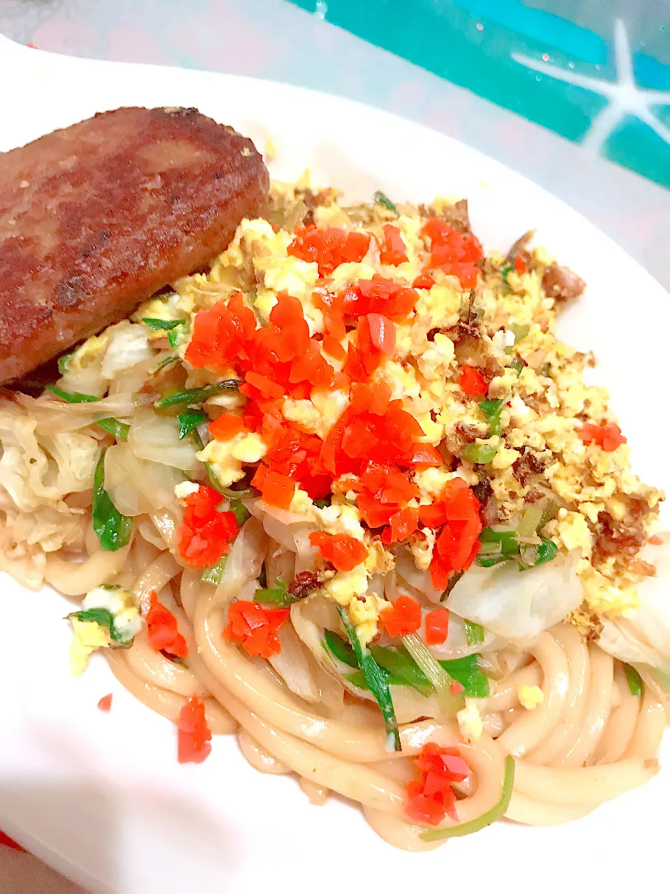 Snapdishの料理写真:ダシダと醤油味で焼きうどん  と、どうしても食べたかった、スーパージャンクフードの王様マルシンハンバーグ"(ﾉ*>∀<)ﾉ|舞さん