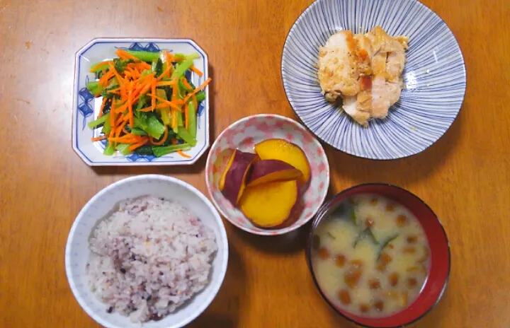 Snapdishの料理写真:１２月４日　鶏ハム　小松菜のナムル　さつまいものレモン煮　なめことわかめのお味噌汁|いもこ。さん