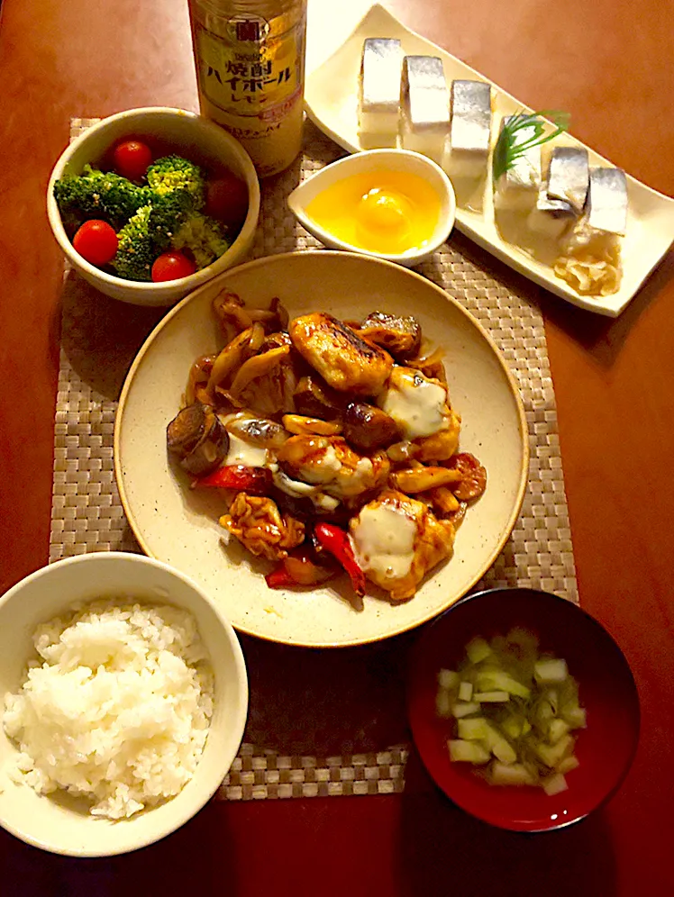 Today's Dinner🍴押し鯖寿司･生卵･ﾌﾞﾛｯｺﾘｰとﾐﾆﾄﾏﾄのﾋﾟﾘ辛和え･鱈のﾁｷﾝ巻きｹﾁｬｯﾌﾟ炒め･白飯･ﾌﾞﾛｯｺﾘｰの芯とめかぶのお吸い物|🌈Ami🍻さん