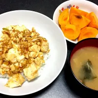 Snapdishの料理写真:肉なし麻婆豆腐丼|ねこぜさん