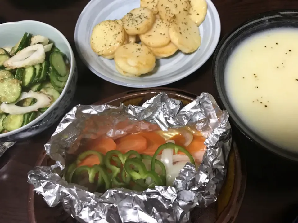 12月11日晩ご飯。鮭のホイル焼き、山芋のバタポン焼き、きゅうり酢、じゃがいもと白菜のポタージュ。|あやさん