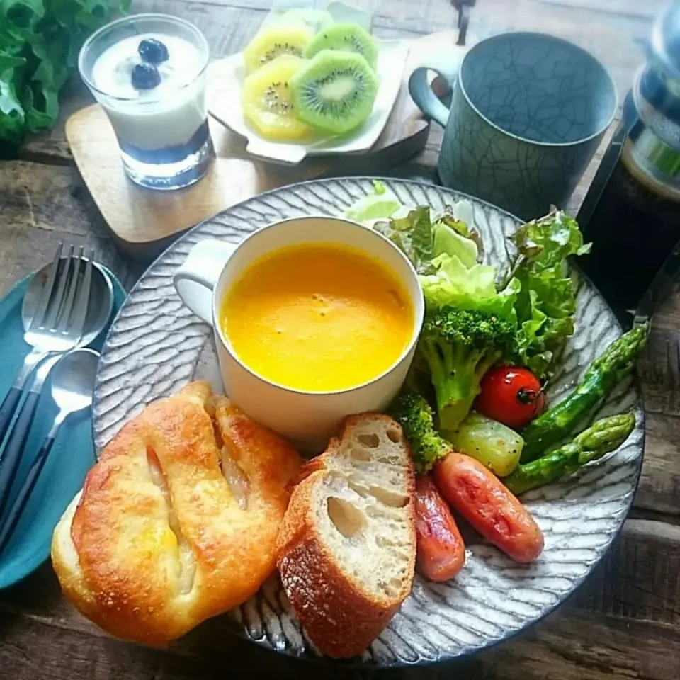 自分朝ごパン

かぼちゃスープと前日のパンと🍴|Keitoさん