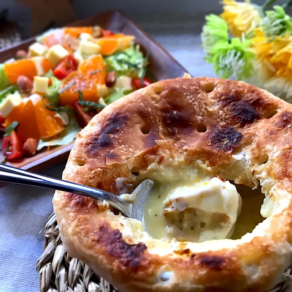 シチューの上にとろけるチーズ🧀を乗せて💖 サクサクのパイ🥧🍴を崩すとチーズがこんにちは😃🌈|めぐぐさん