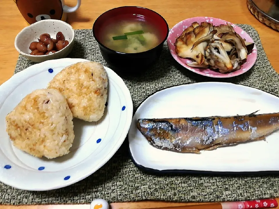 Snapdishの料理写真:もち麦入り焼おにぎり、糠さんま、舞茸バター焼きなど|こっちゃんさん