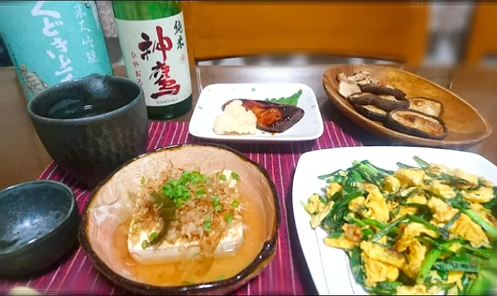 Snapdishの料理写真:温豆腐✴️
にら卵
鰤の照り焼き🐟
椎茸バター醤油🍄|びせんさん