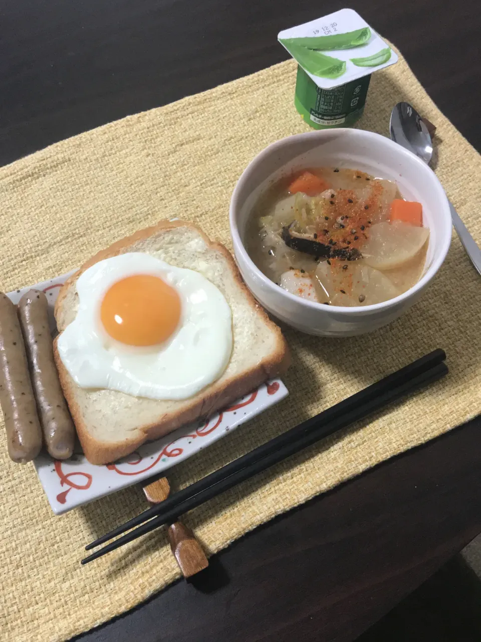 目玉焼きと豚汁|くろさん