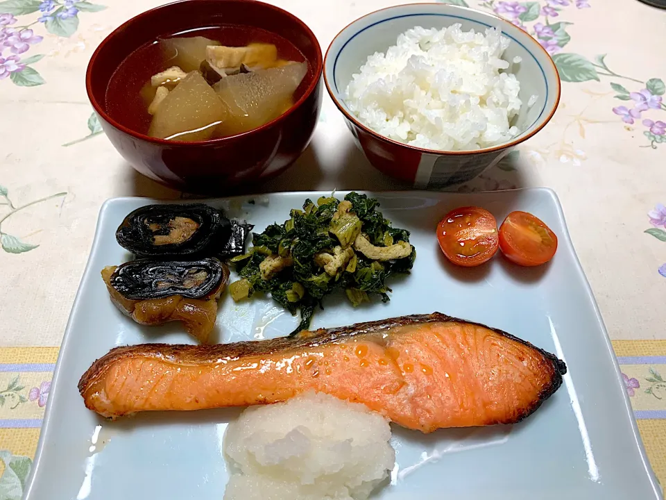 Snapdishの料理写真:朝ごはん、鮭塩麹漬|Isimura Hidekiさん