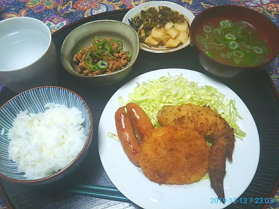 よねばーばの朝ごはん
コロッケ、鶏手羽先、ウインナーソーセージ、
吉田町の美味しいキャベツ
葱の味噌汁、納豆、漬物
ご飯、白湯、|yoneばーばさん