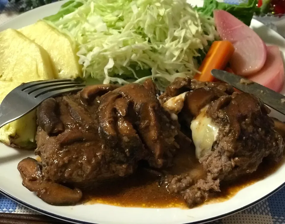 肉肉しい牛ハンバーグステーキカマンベール入り椎茸たっぷりグレービーソース🍖|noeさん