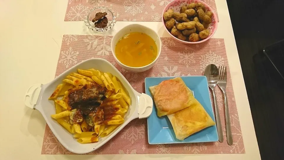 Snapdishの料理写真:今日の夕食 焼きカレーペンネ、トマトの春巻き、玉ねぎのコンソメスープ、茹で落花生|pinknari🐰🌈さん