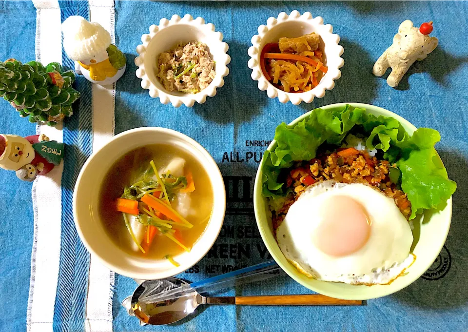 ガパオライス、切り干し大根の煮物、サバ缶と豆苗のマヨ醤油和え、スープ餃子|syamさん