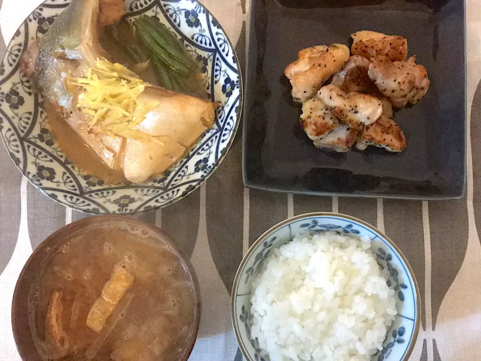 Snapdishの料理写真:ぶりかまの煮付けとチキンのレモンペッパーソテー|Pioさん